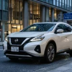 横浜のビル街を背景に停車する、白い日産 新型ムラーノのフロントエクステリア