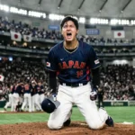 WBCで勝利し、満員のスタジアムのマウンド上で両膝をついて天を仰ぎ、力強く雄叫びを上げる侍ジャパンの大谷翔平選手
