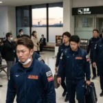 WBC2023で優勝し帰国した侍ジャパンの選手たち。成田空港の到着口から紺色の公式ジャージ姿で現れる栗山英樹監督、村上宗隆、岡本和真ら代表メンバー。