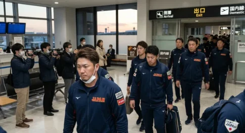 WBC2023で優勝し帰国した侍ジャパンの選手たち。成田空港の到着口から紺色の公式ジャージ姿で現れる栗山英樹監督、村上宗隆、岡本和真ら代表メンバー。