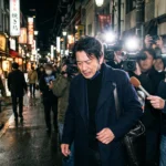 記者陣の囲み取材を受けるイメージ画像